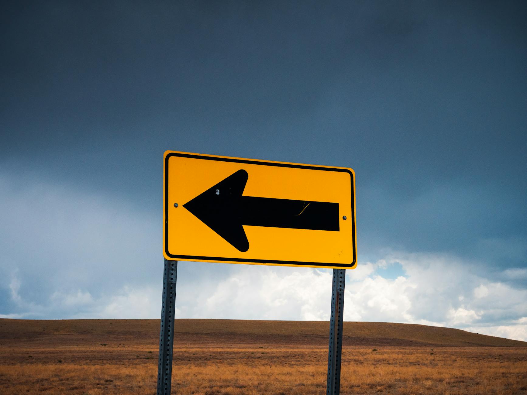 左折時に大回りする車 なぜ？原因と対策