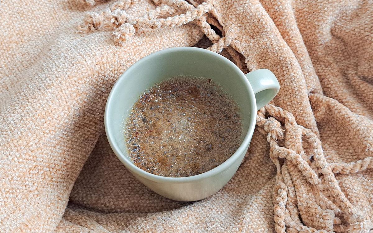 毛布の上のコーヒーカップ