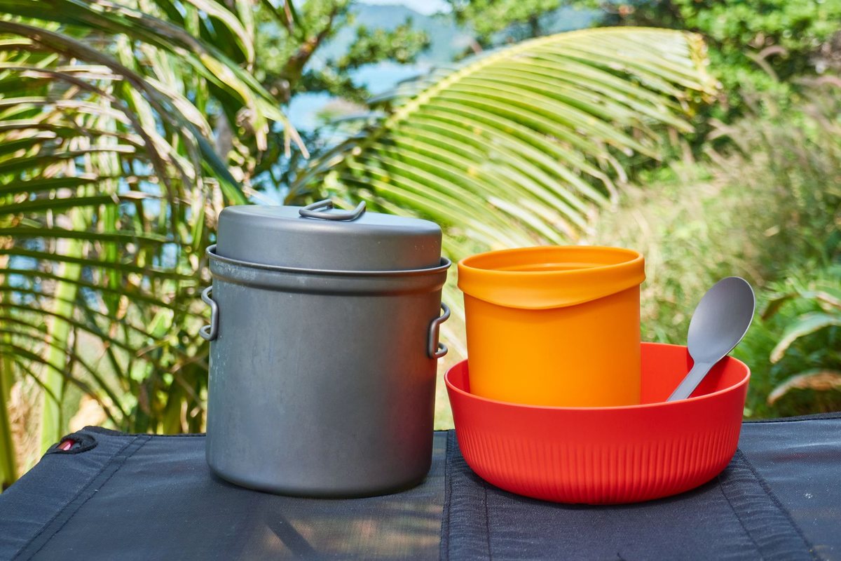 キャンプ用の食器とクッカー