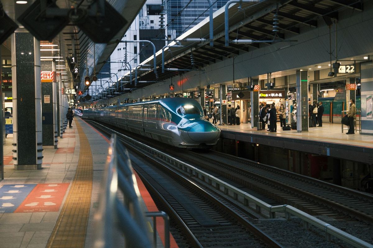 駅ホームに入る新幹線