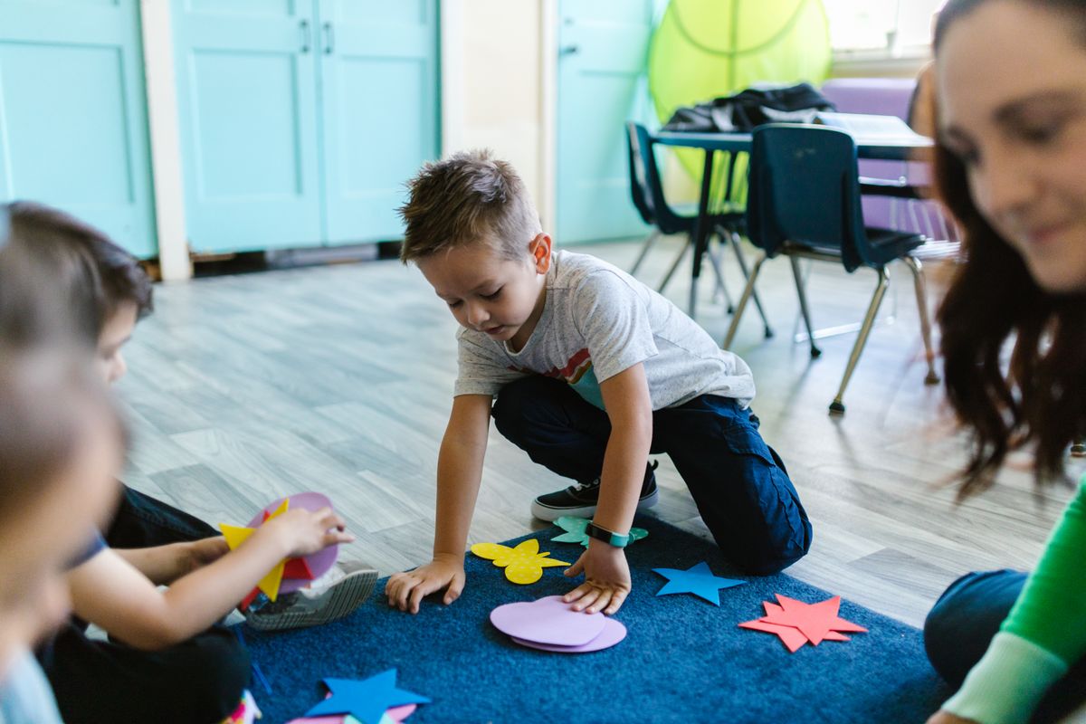 子供が室内で体を動かして遊ぶ様子