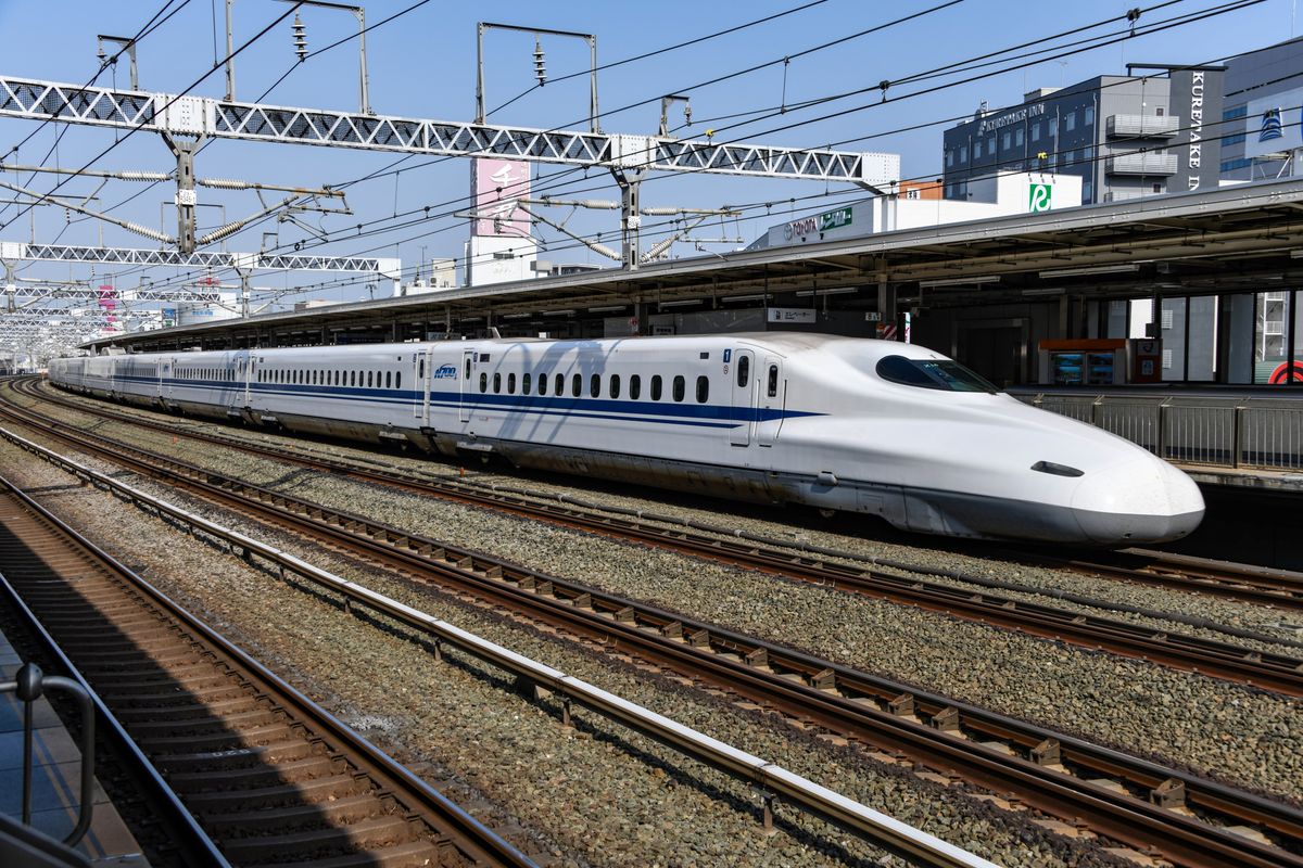 駅に停車する新幹線