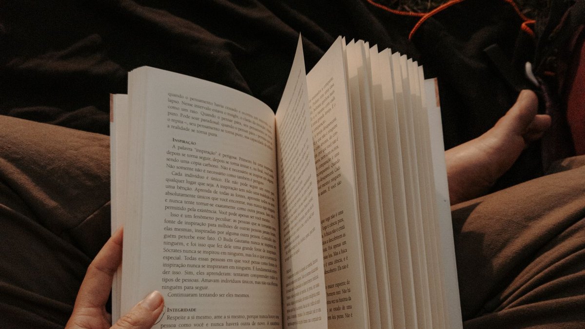 屋外でのんびり読書する時間