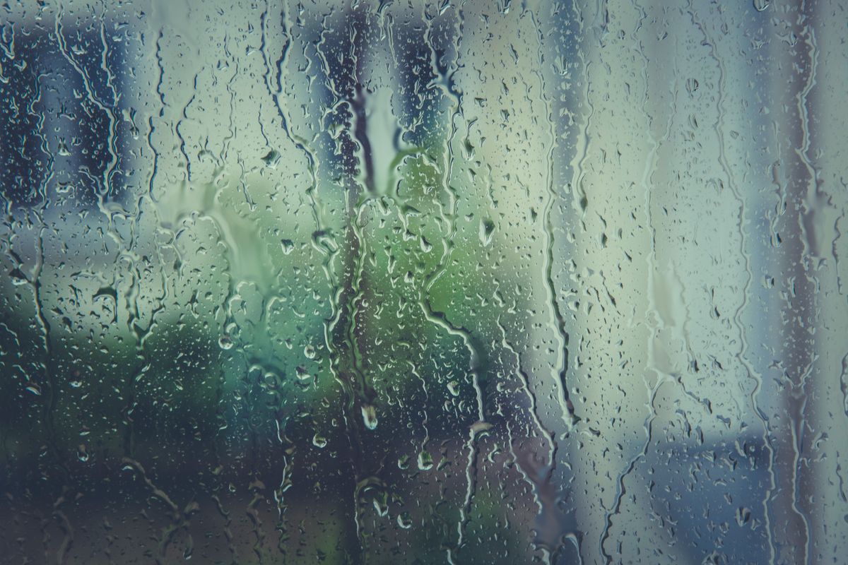 窓ガラスを流れる雨粒（梅雨のイメージ）